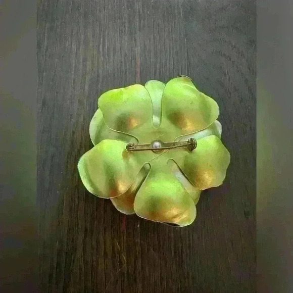 Vintage MidCentury Brooch Green Enamel Flower - Picture 2 of 3